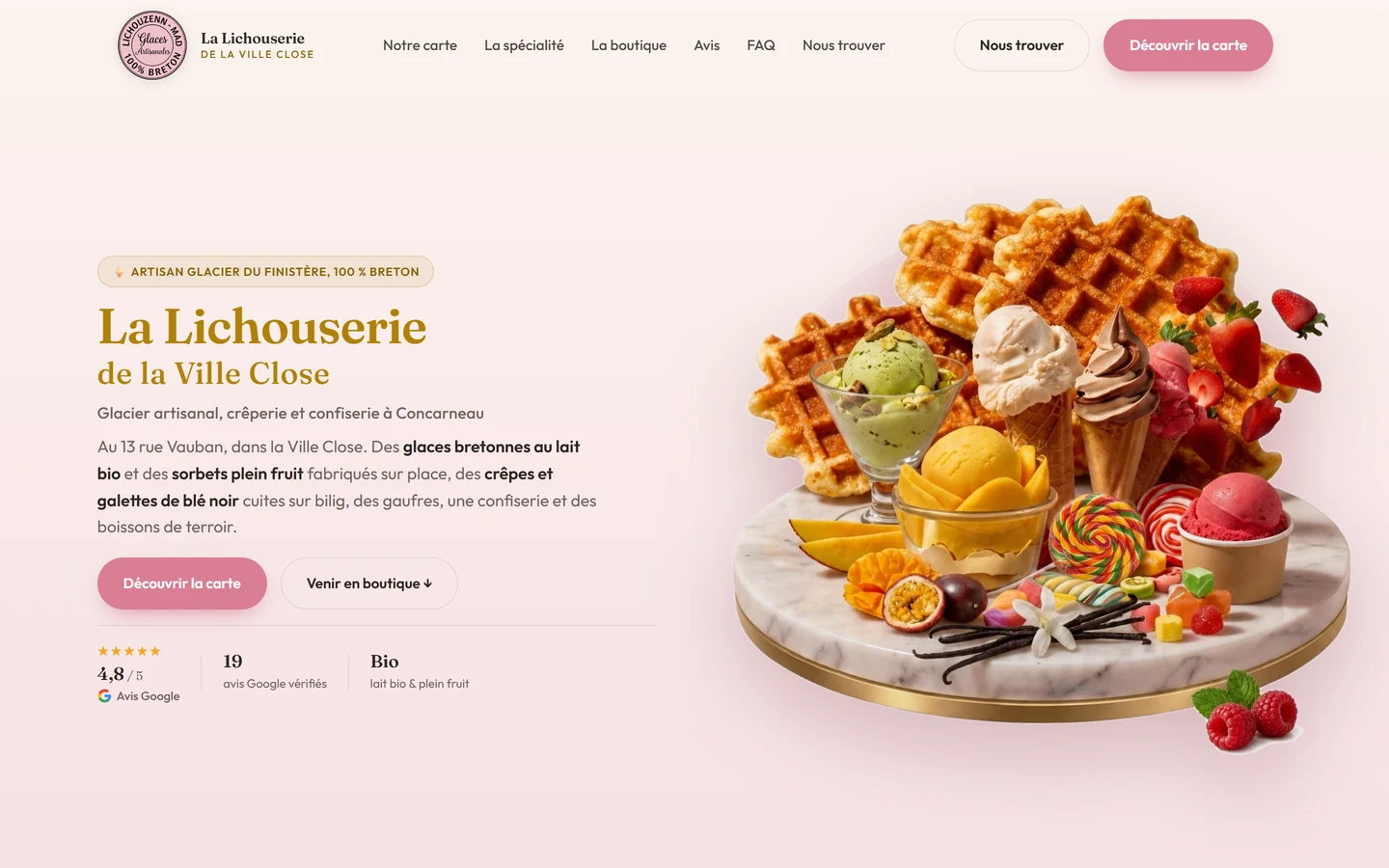 Site web lalichouserie.fr, glacier artisanal à Concarneau : la charte de l'affiche prolongée en ligne, mêmes rose poudré et or, création LUMINIA